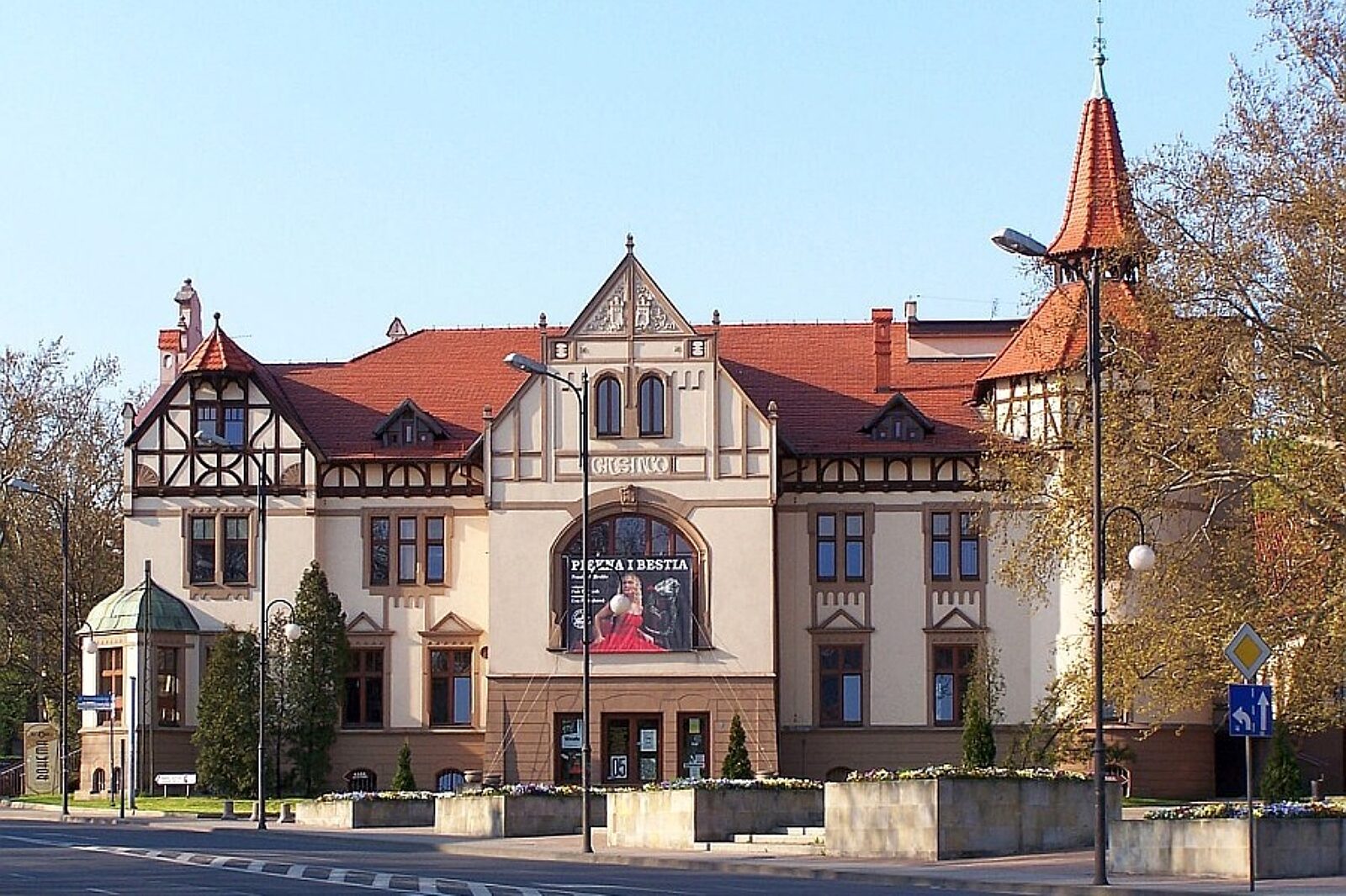 1525856163 teatr nowy wikipedia