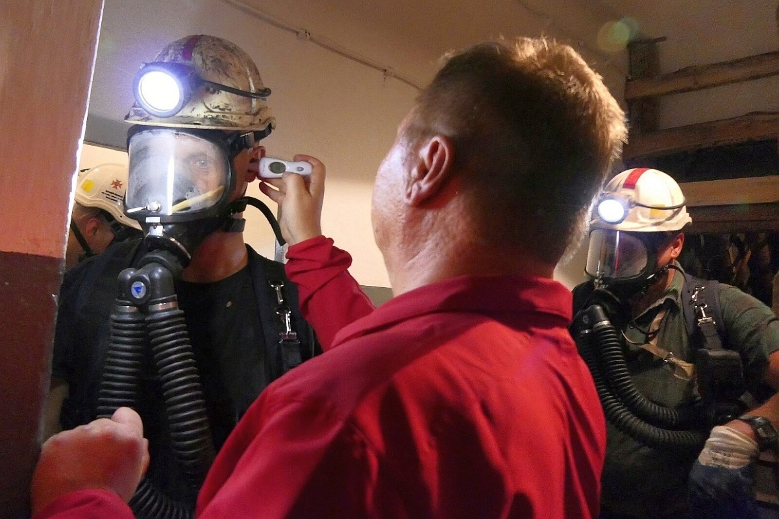 Dr inż. Zbigniew Słota mierzy temperaturę ratownikom po wykonaniu zadań wysiłkowych