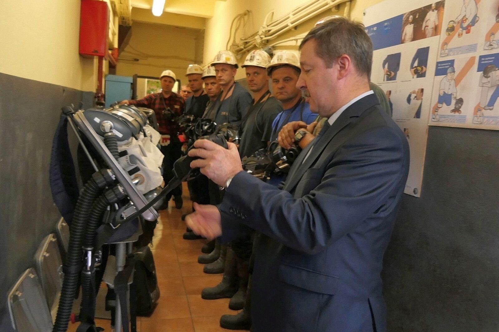 Edward Guzy szkoli ratowników z zasad użytkowania aparatów W-70M