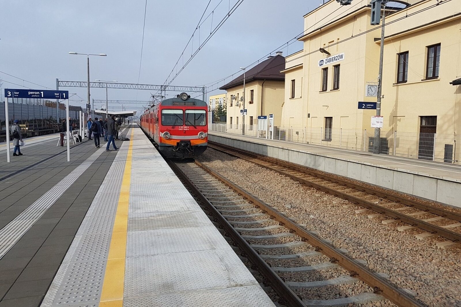 1541508521 zabierzow peron