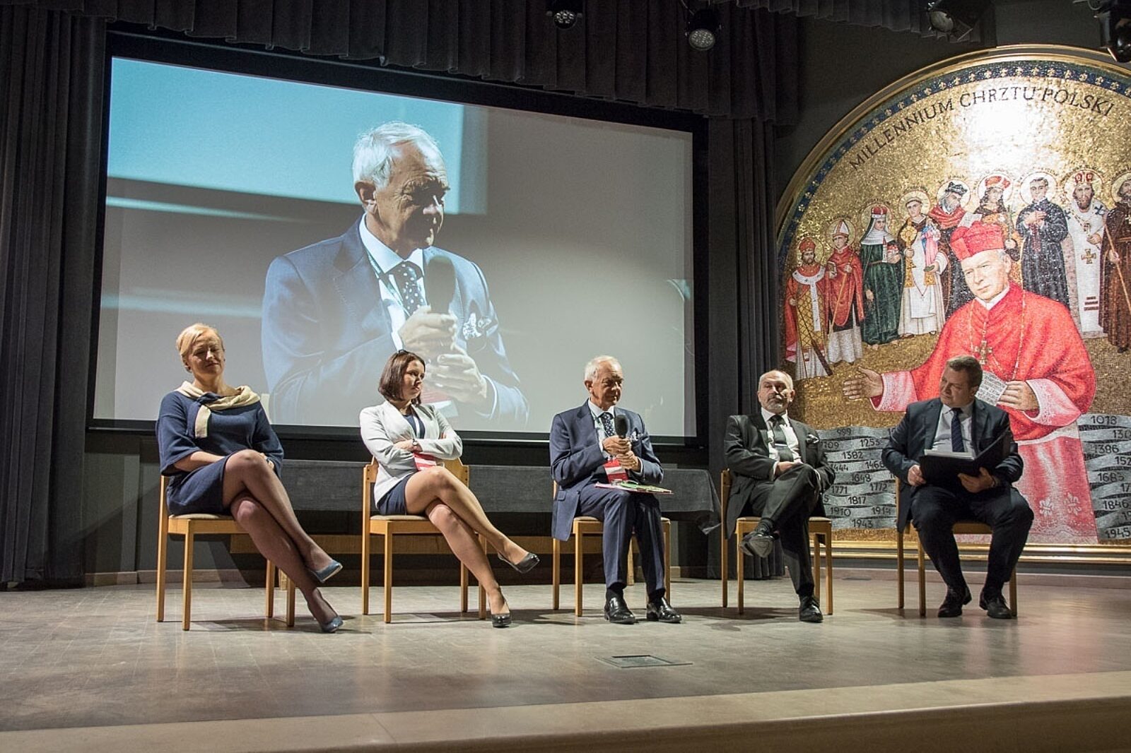 Listopad: Na Jasnej Górze w Częstochowie zorganizowano konferencję gospodarczą z okazji 100-lecia odzyskania przez Polskę niepodległości