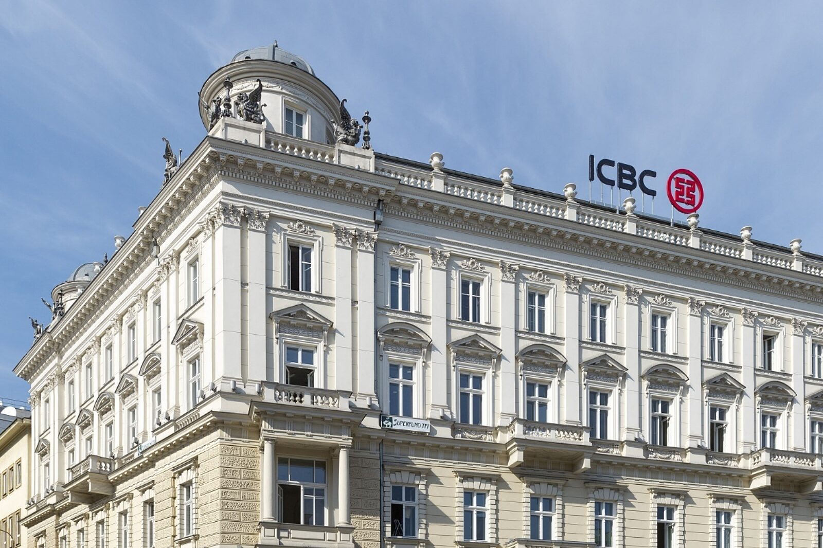 1554808142 kamienica pod gryfami w warszawie wikimedia