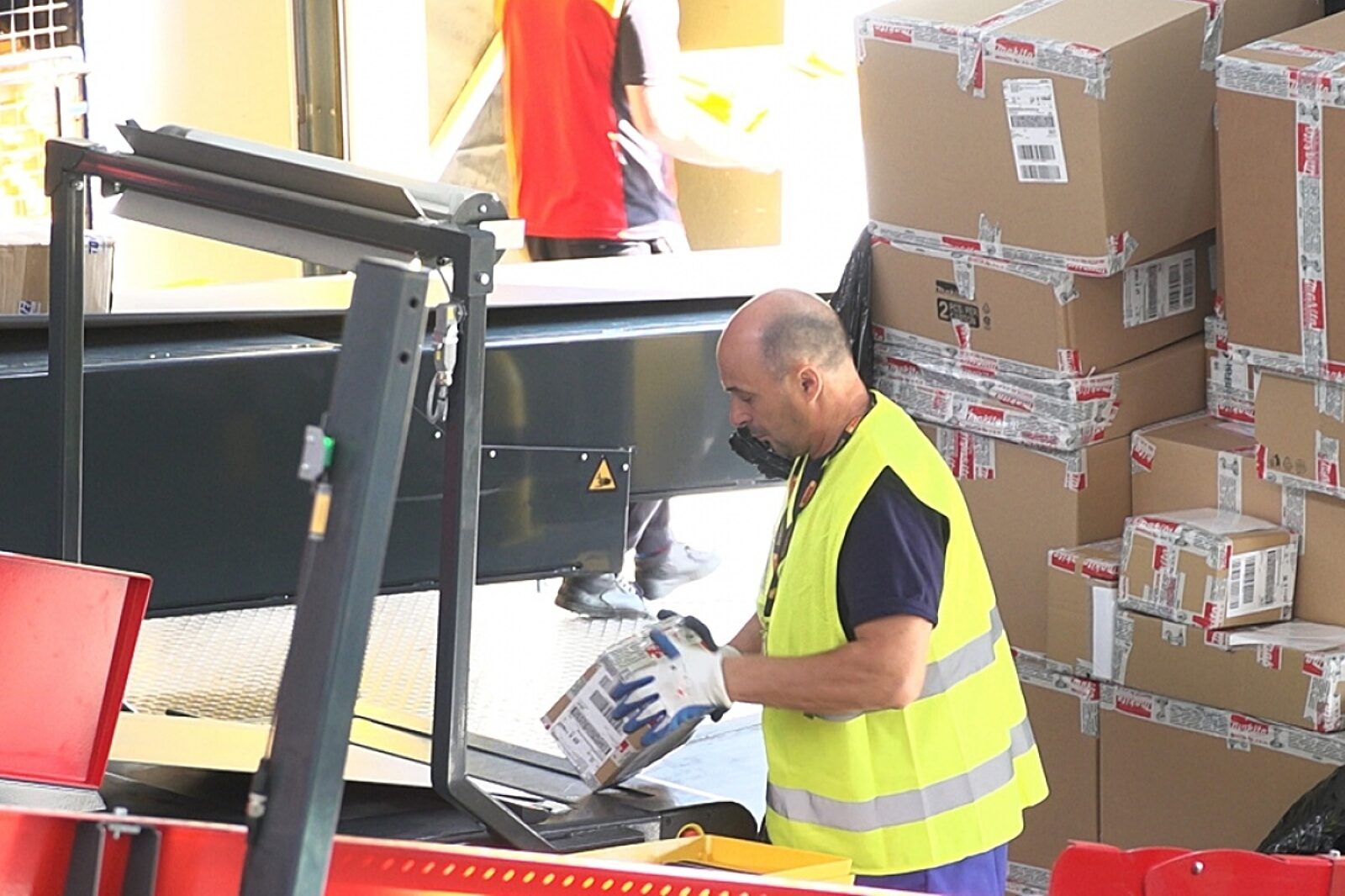 1588748079 paczka kurier