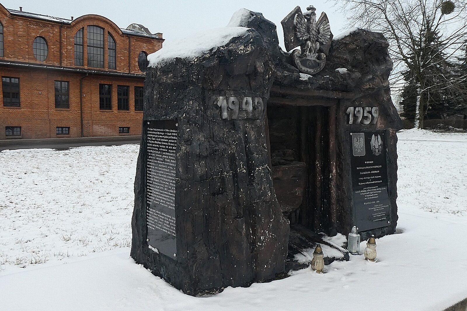 1612170172 pomnikkwkrozbark