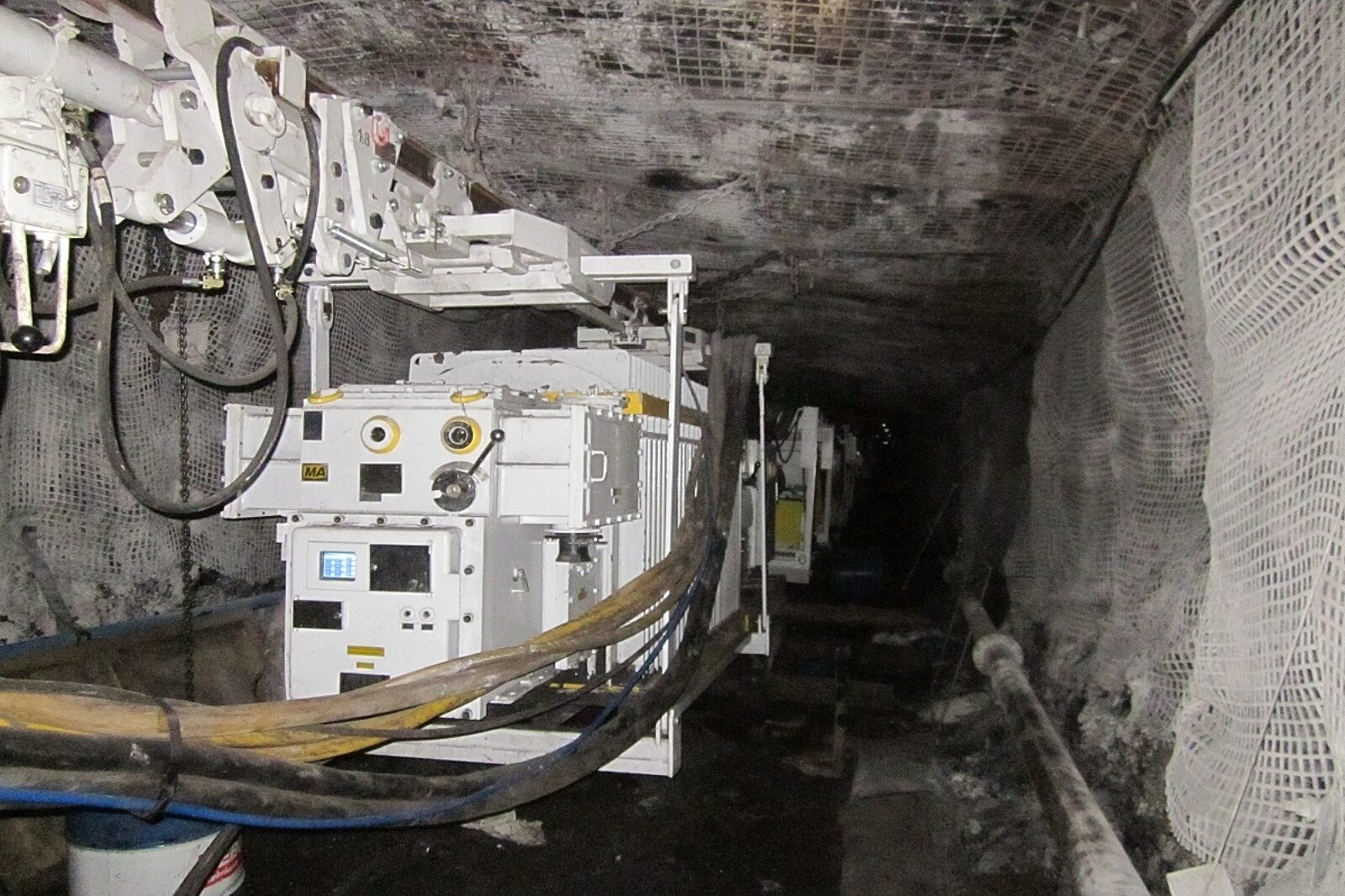 Podwieszony zestaw transportowy - stacja transformatorowa, urządzenie napędowe
