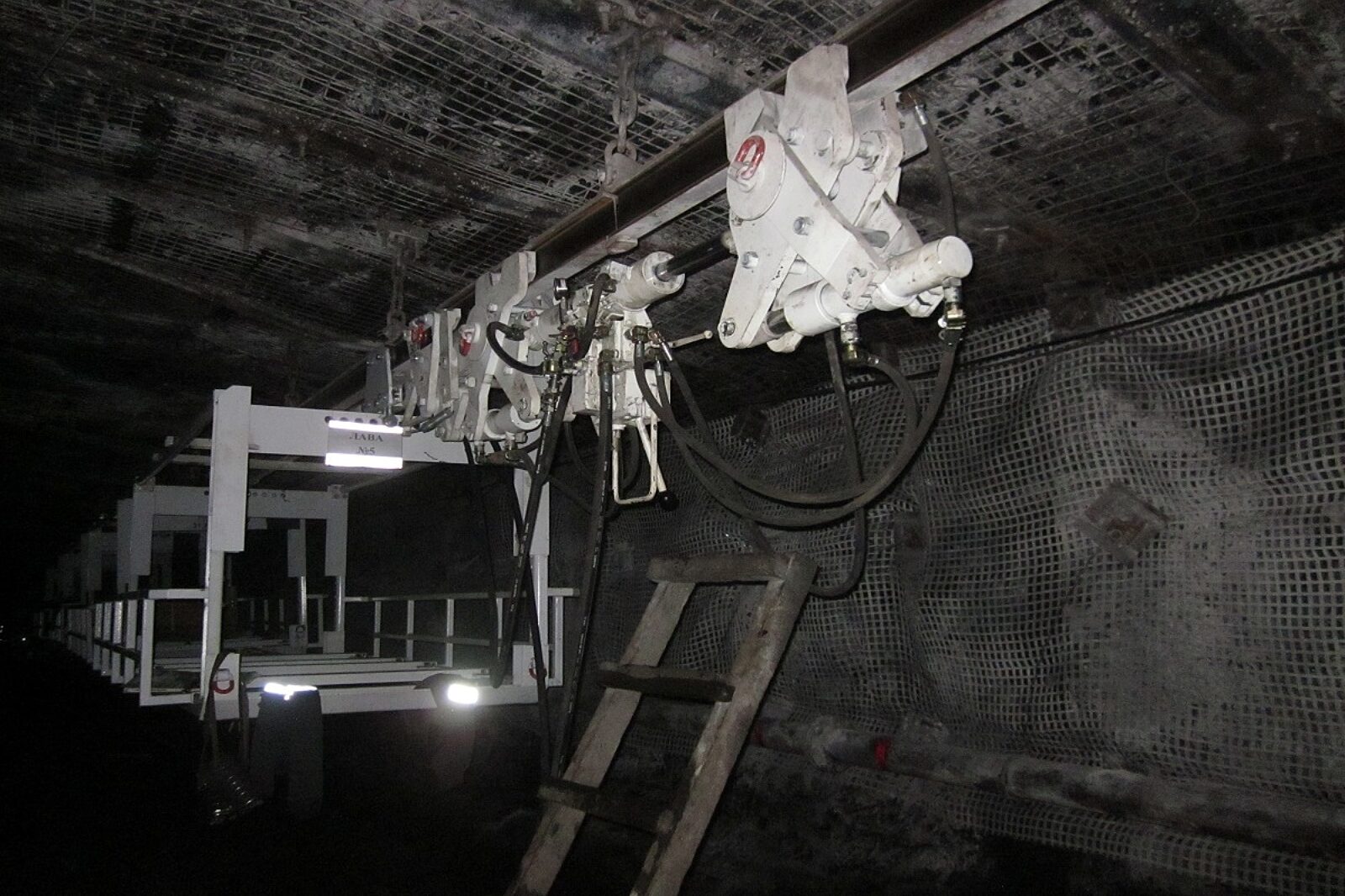Podwieszony zestaw transportowy - kontenery do magazynowania zapasów kabla 6 kV, urządzenie napędowe