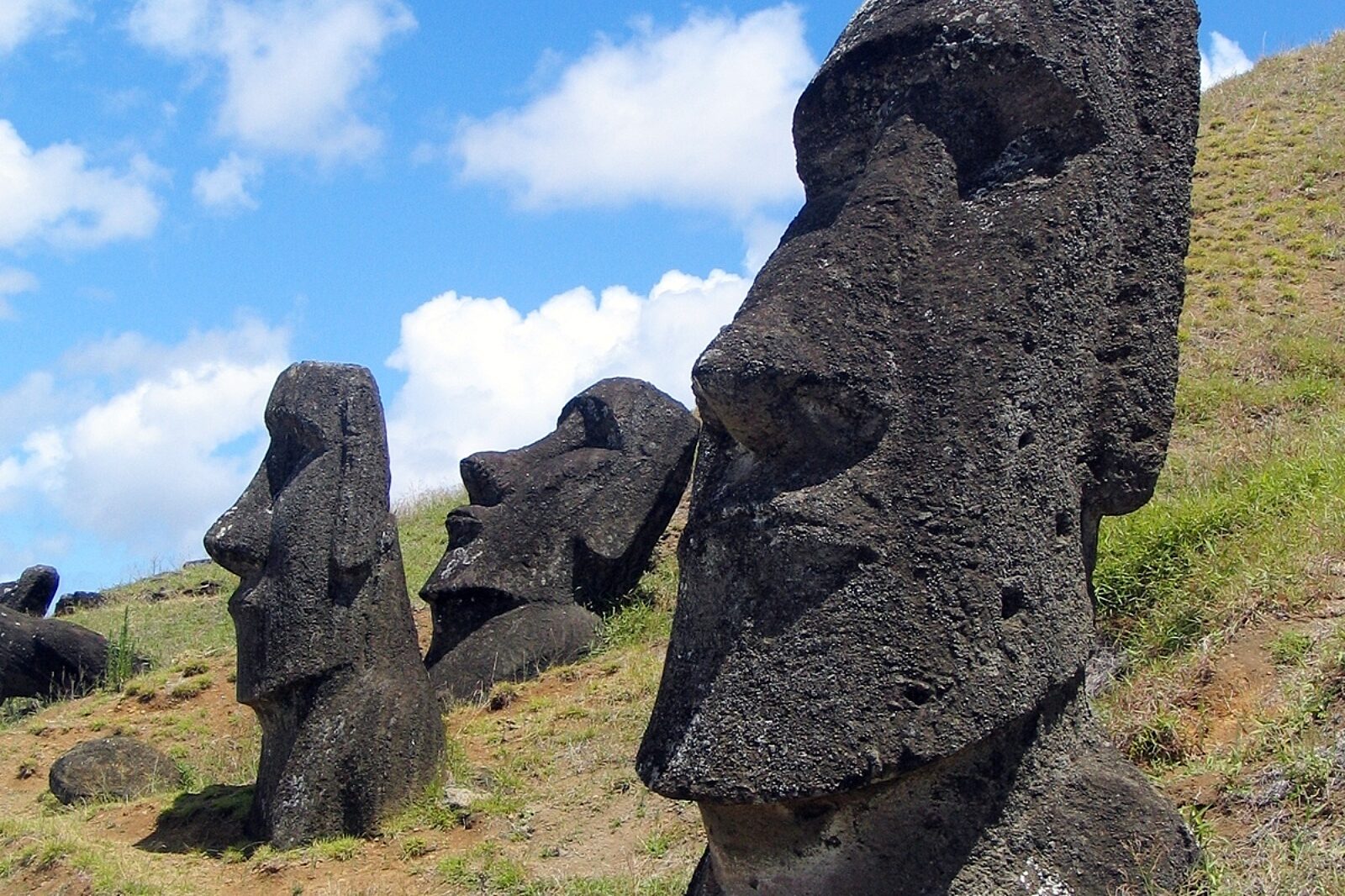 1617468300 moai rano raraku