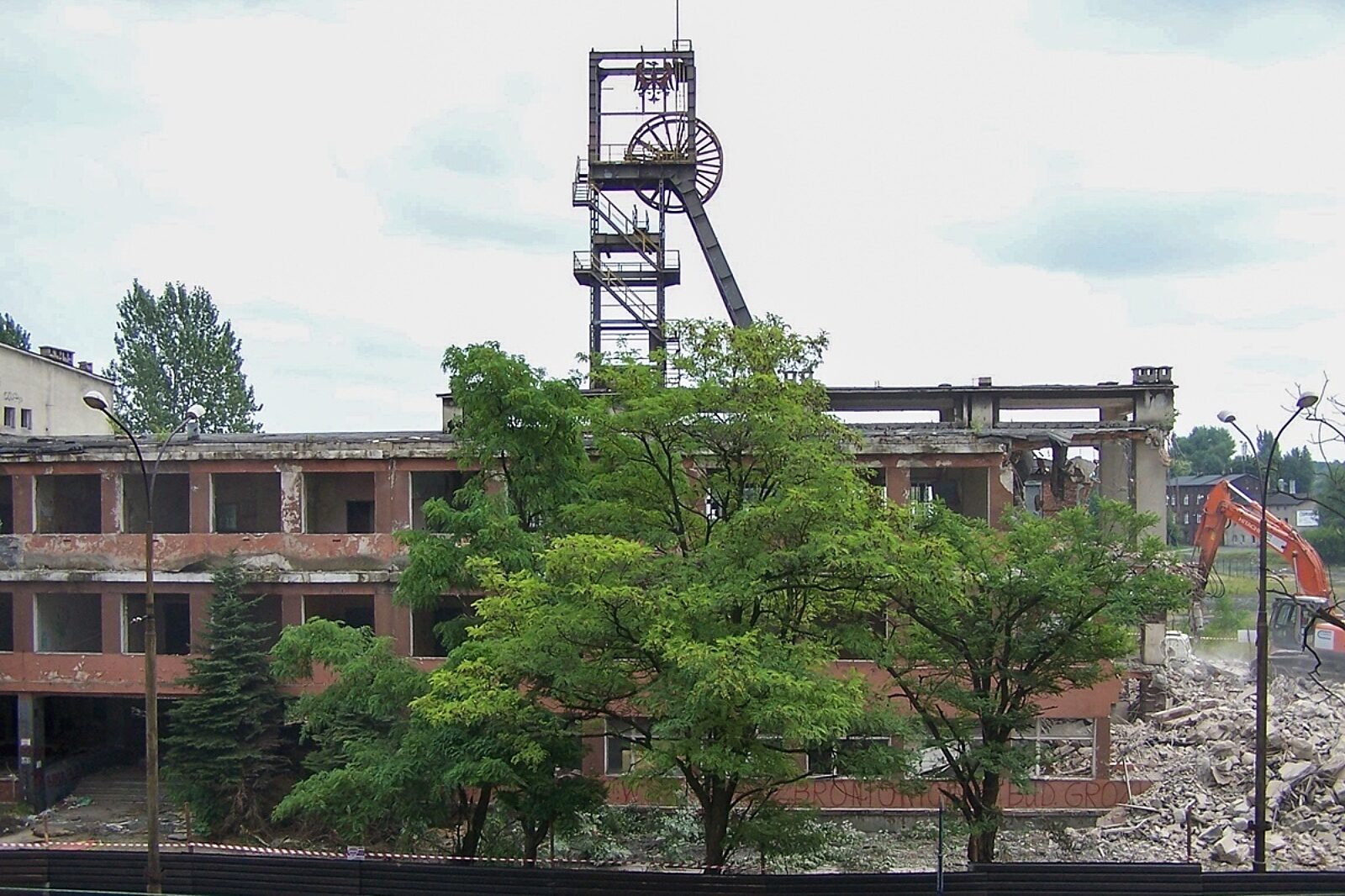 W 2010 r. rozpoczęła się likwidacja reszty budynków pozostałych po KWK Sosnowiec. Z powierzchni ziemi zniknąłm.in. biurowiec, przez który wchodziło się na teren zakładu.