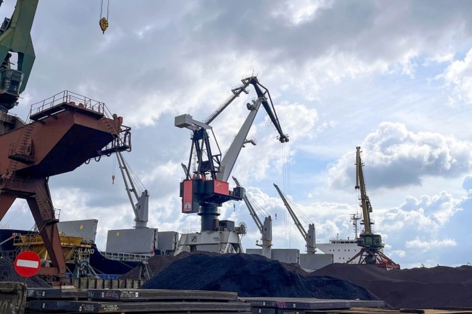 1660040485 rozladunek wegla