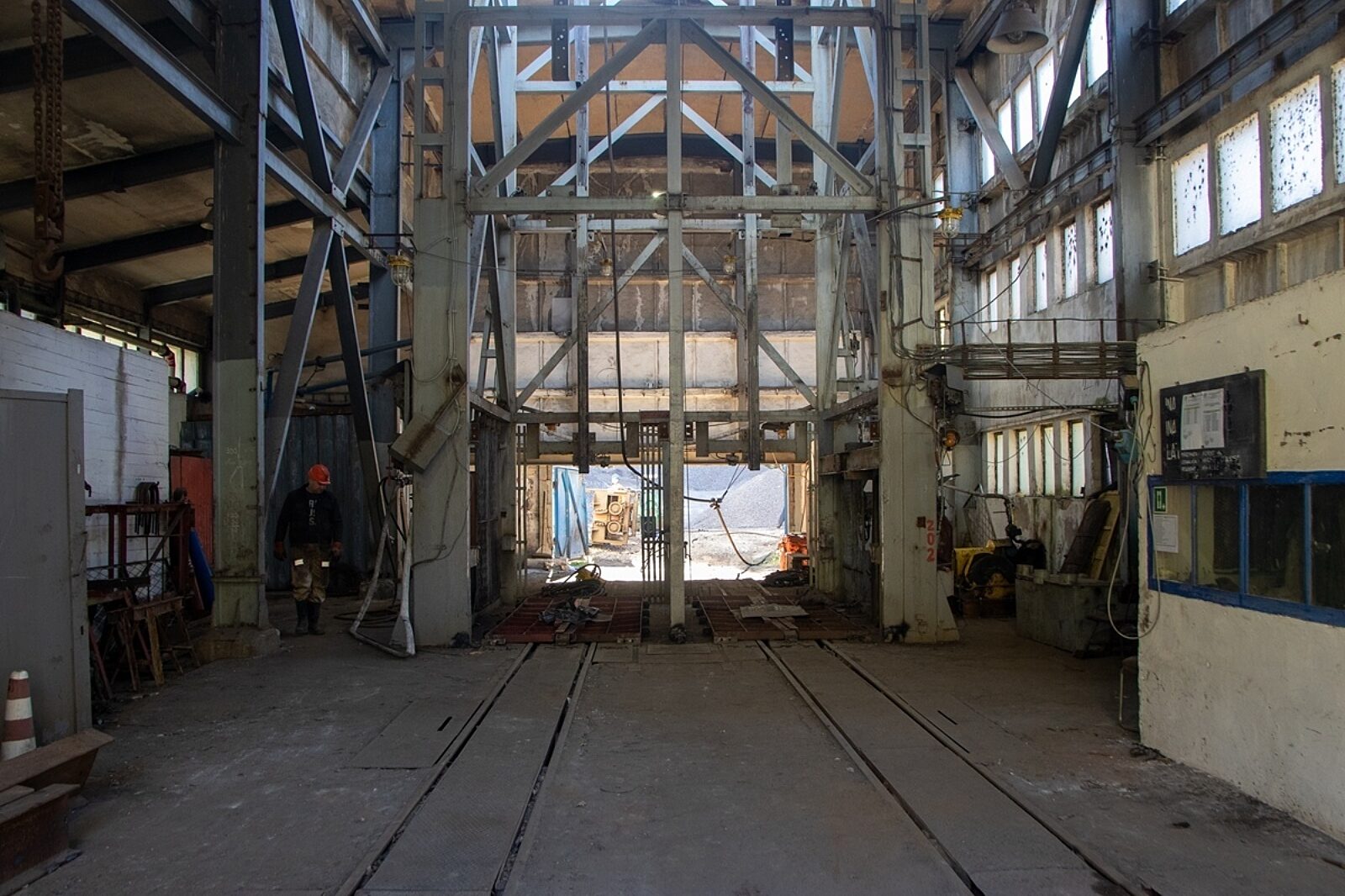 Na nadszybiu już nie znajdziemy klatek. Musiały zostać zdemontowane przed rozpoczęciem rozbiórki wieży