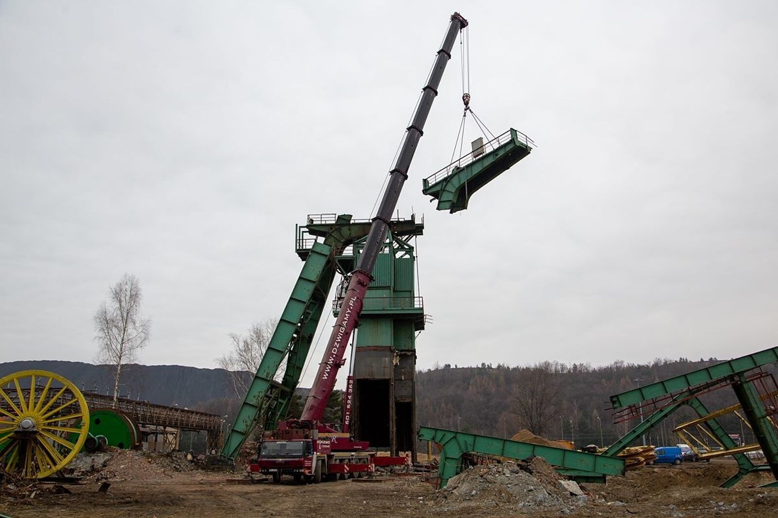 Konstrukcja szybu III była likwidowana przy wykorzystaniu palników i dźwigu