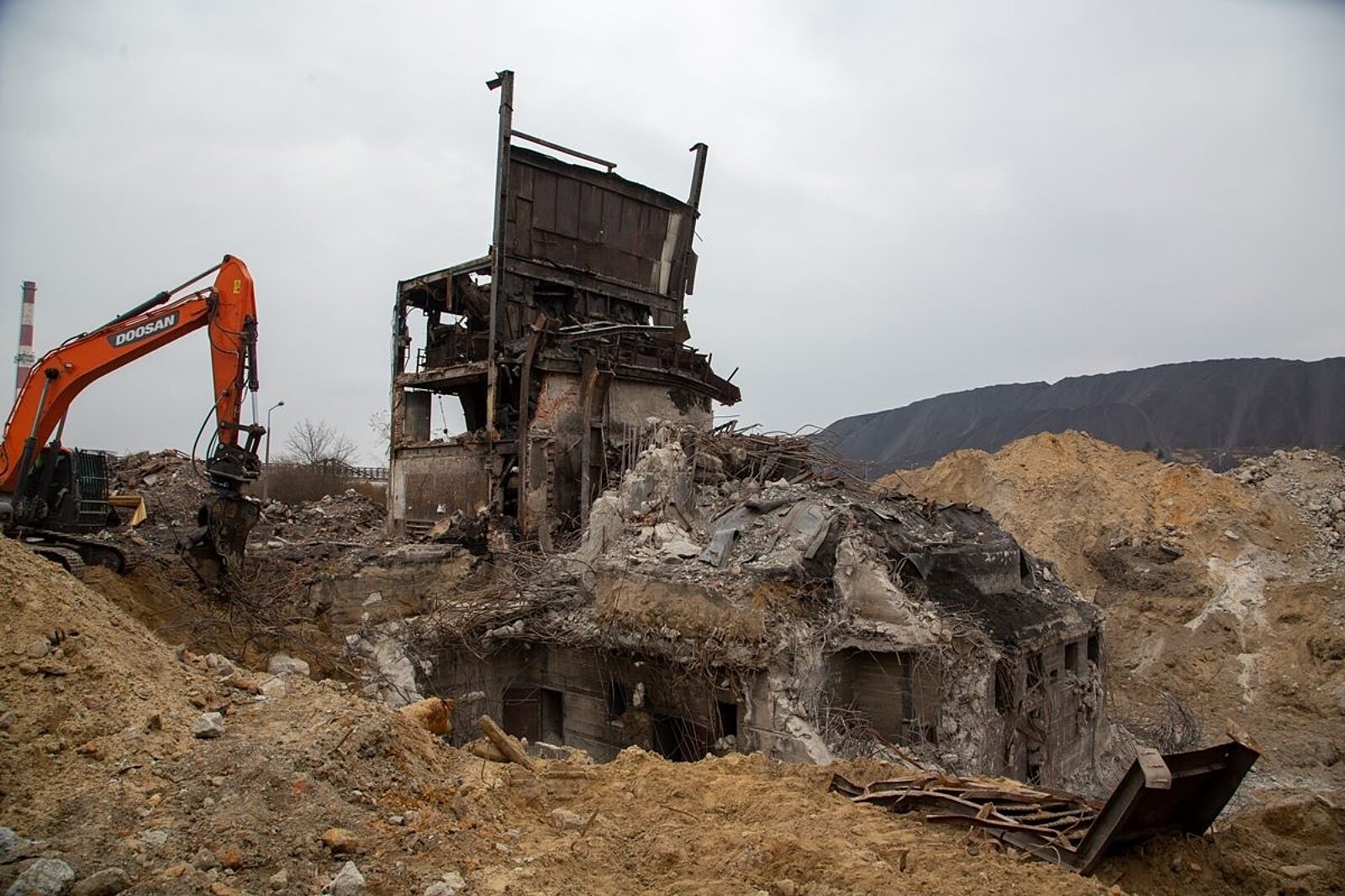 Po szybie I zostały fundamenty, które niebawem znikną