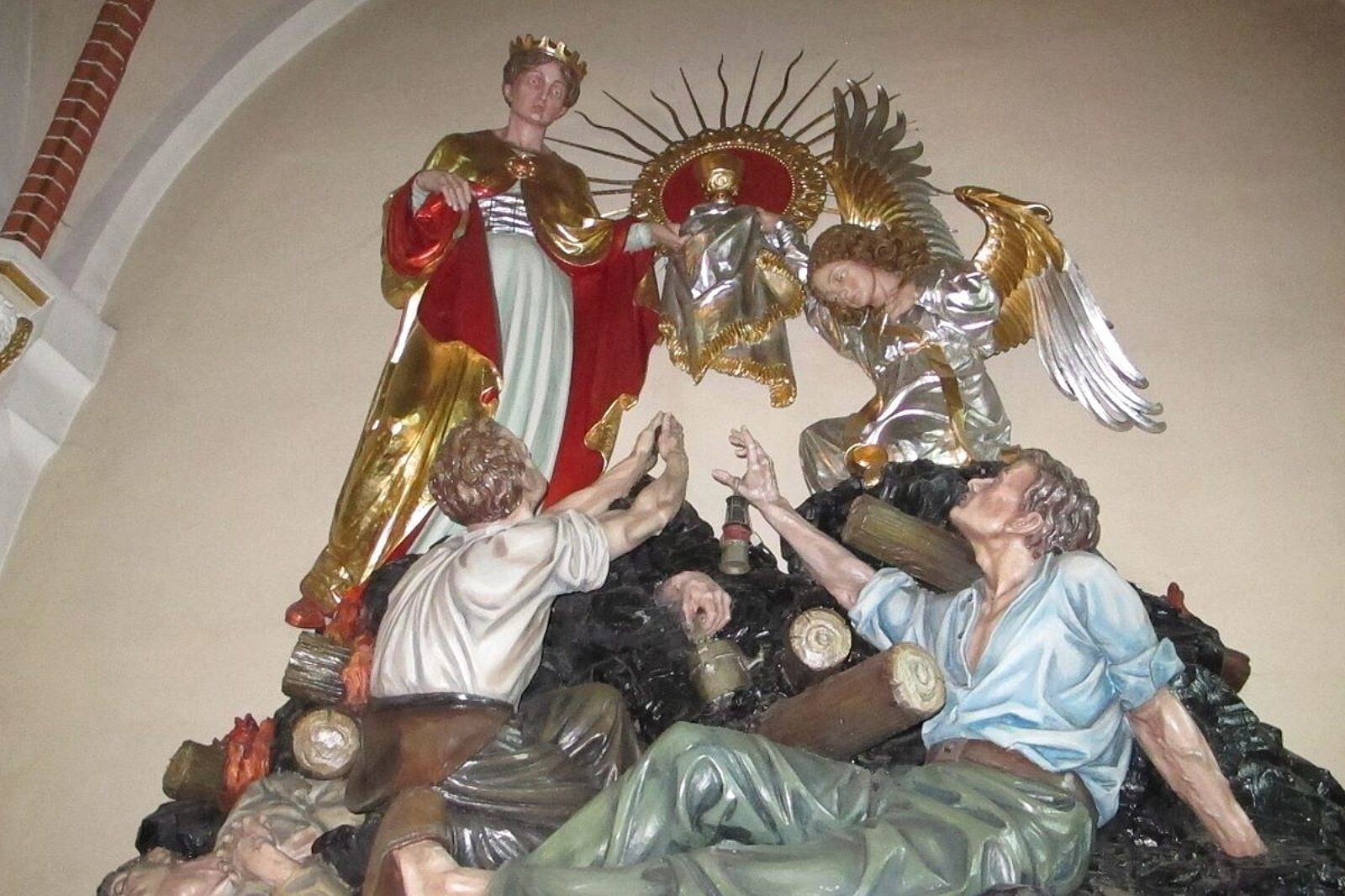 Wspaniały ołtarz ku czci patronki górników znajduje się w klasztorze Ojców Franciszkanów w Katowicach-Panewnikach