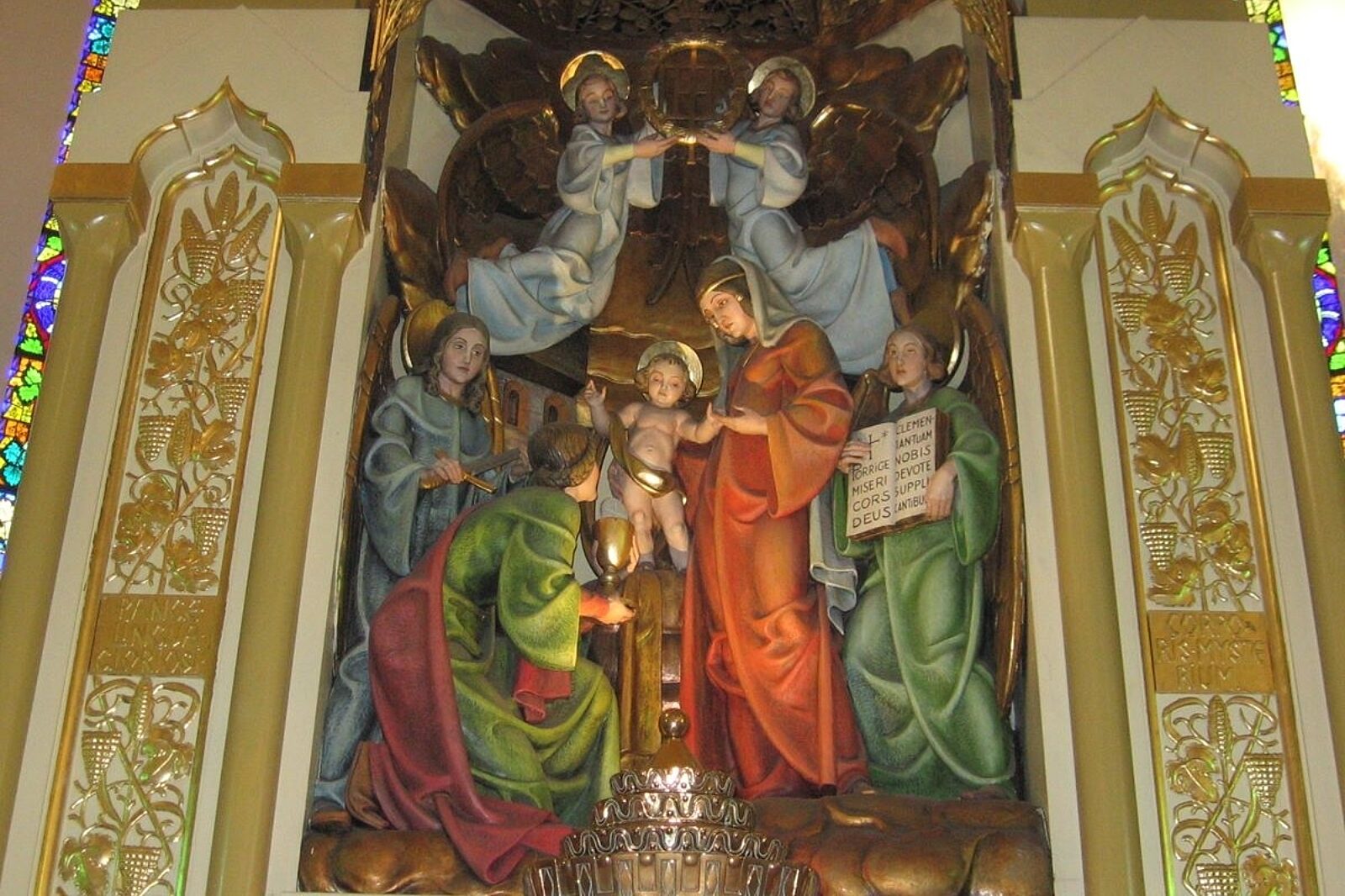 Ołtarz w prezbiterium kościoła pod wezwaniem Świętej Barbary w Bytomiu