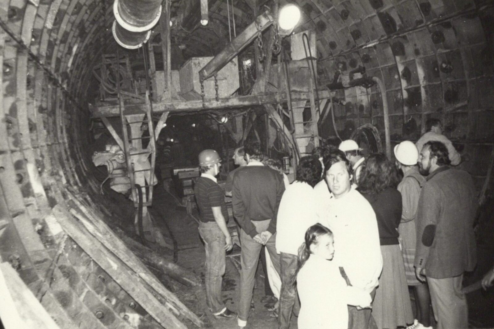 Warszawa, koniec lat 90 XX wieku - pracownicy Oddziału Terenowego GIG na budowie metra