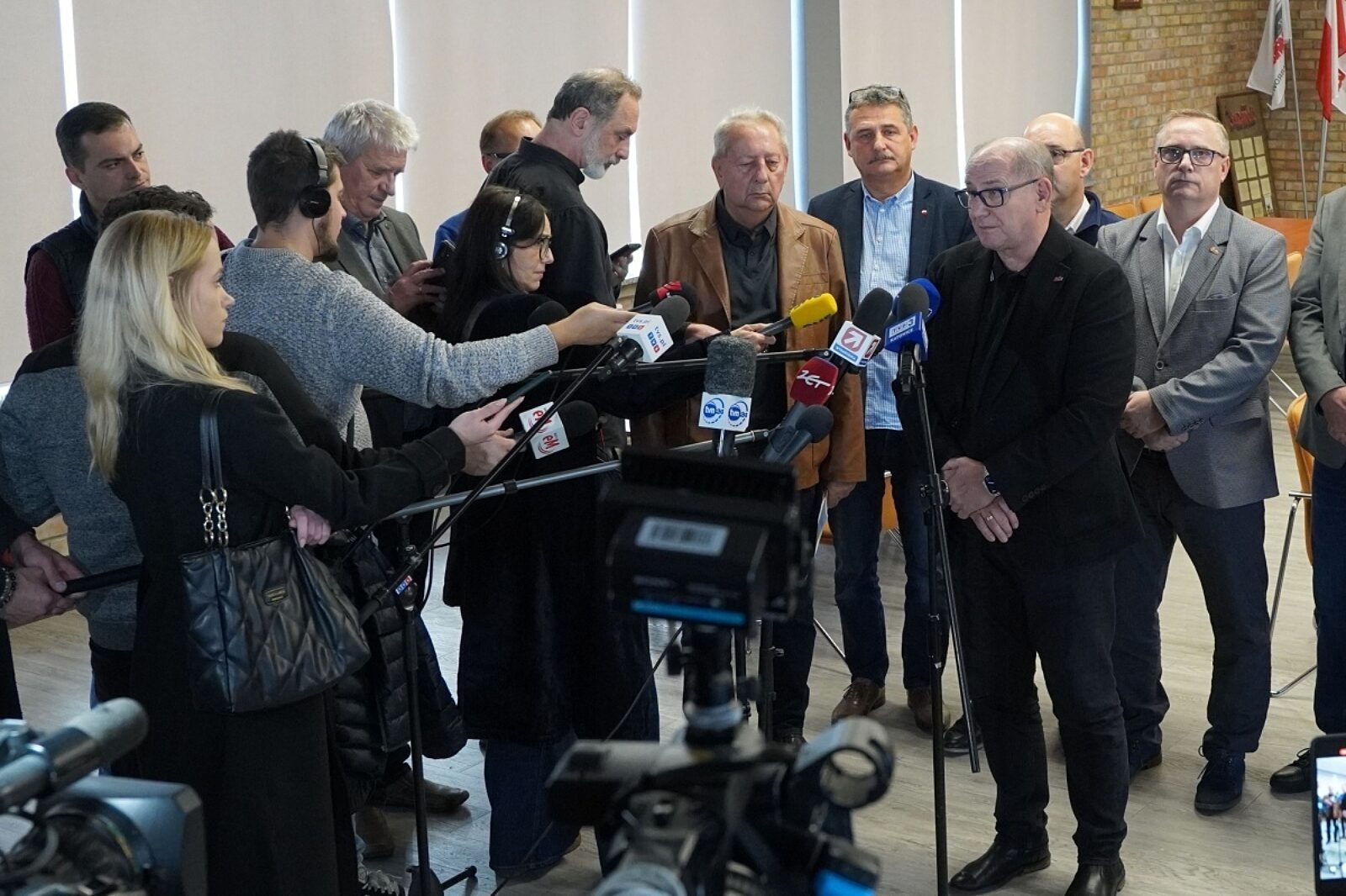 1760352795 561784869 1259024032