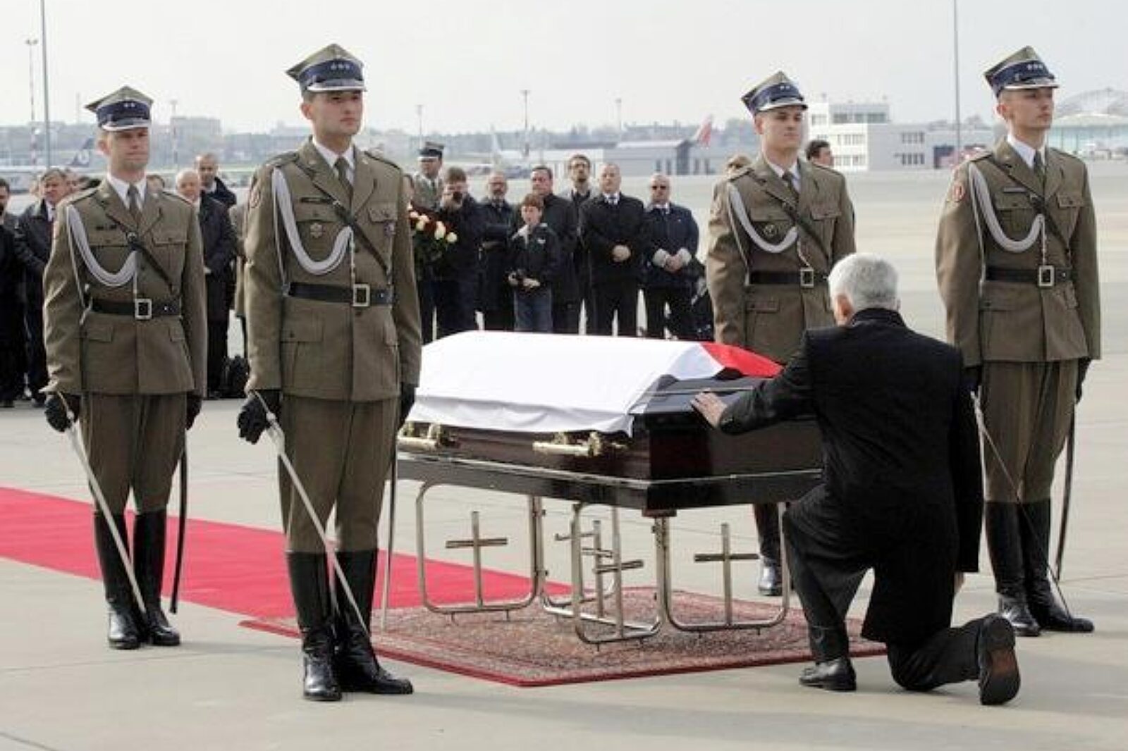 Buzek trumna kaczynski PAP