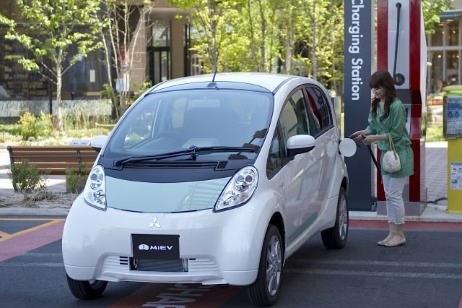 Ladowanie auto elektryczne mitsubishi