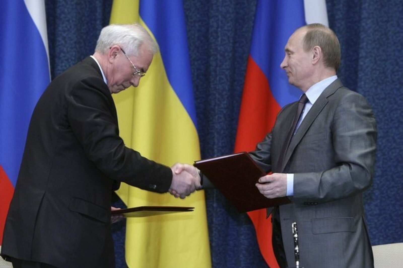 Putin azarov 29 04 10