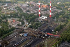 Katowicki Nikiszowiec (na zdj. za kominami elektrociepłowni Wieczorka) zawdzięcza kopalni swoje istnienie