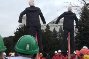 1333101427 emerytury demo 01