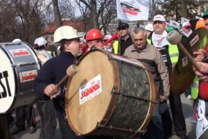 1333101427 emerytury demo 03