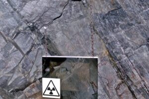 1350763114 kowary sztolnia uranowa6 ruda uranukk res 1200