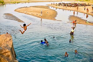 Nad rzeką Revuboe ludzie nawykli do kąpieli, prania ubrań i mają pod dostatkiem wody. Nie potrafią wyobrazić sobie, że w Mwaladzi, dokąd pójdą, woda będzie im dostarczana w blaszanych pojemnikach.