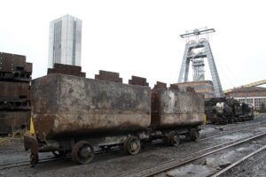 W pierwszej kolejności przystąpiono do wywożenia z dołu maszyn i urządzeń.