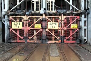 Szyb IV uruchomiono w 1981 r. Był głównym szybem wydobywczym kopalni.