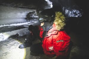 1536576372 agh wyprawapolarnanaspitsbergenczlonekekipyaghpodczasnagrywaniafilmu