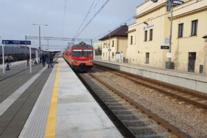 1541508521 zabierzow peron