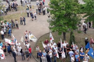 1562216318 pikieta hutaczestochowa pl