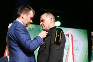 1575533755 wreczenieodznaczenpanstwowychwreczablazejspychalski