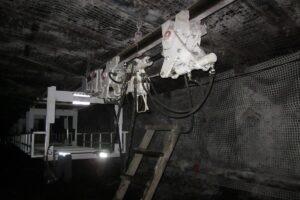 Podwieszony zestaw transportowy - kontenery do magazynowania zapasów kabla 6 kV, urządzenie napędowe