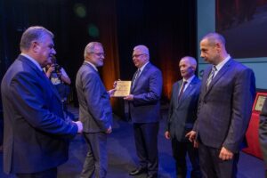 Nagrodę dla najbezpieczniejszej kopalni wręczali dr Adam Mirek i Piotr Wojtacha – prezes i wiceprezes Wyższego Urzędu Górniczego