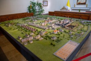 Dzielnica Piaski znajduje się w południowej części Czeladzi. Do końca ubiegłego wieku na jej terenie wydobywano węgiel kamienny.