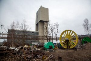 Nad terenem kopalni góruje jeszcze wieża szybu II