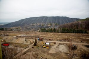W krajobraz kopalni wpisana jest hałda, na której odbywały się m.in. biegi ekstremalne