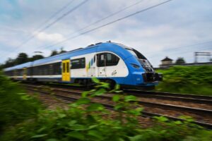 1760087348 elf mniejszy