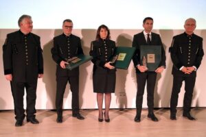 1765787304 597920421 1221