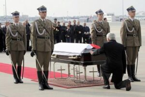 Buzek trumna kaczynski PAP
