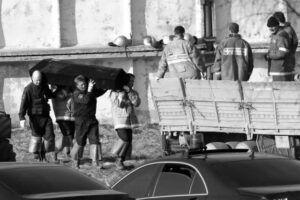 Czb zaladunek trumien polskich ofiar na samochody Sergiej Karpuchin reuters