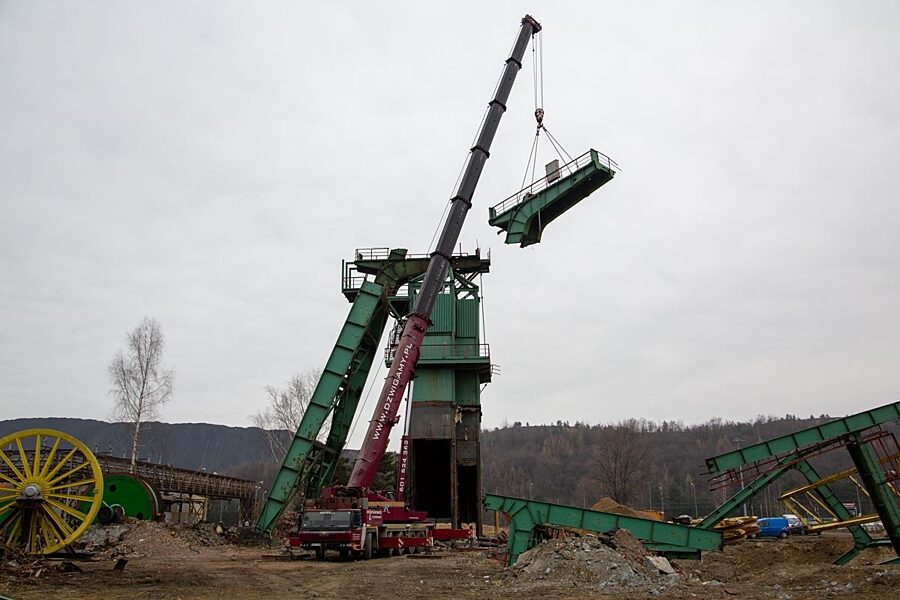 Konstrukcja szybu III była likwidowana przy wykorzystaniu palników i dźwigu